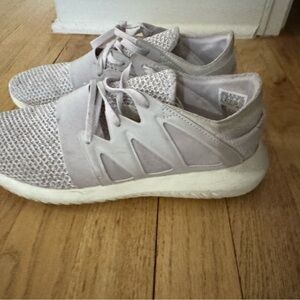 Adidas Women's Light Gray Sneakers